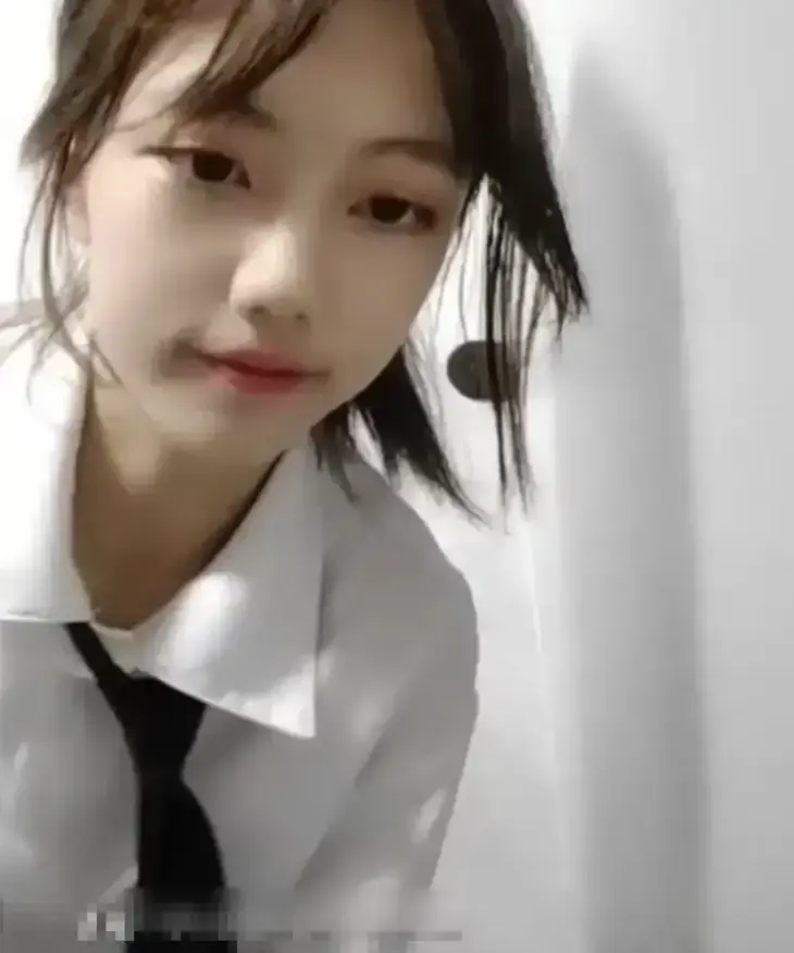 《贺子涵》直播意外真实记录-妈妈突袭引发全程高能反转-《贺子涵》完整版云端极速共享-纯净视听沉浸体验