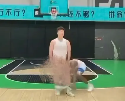 《牛教练的裤子》无删减1080P高清播放-《牛教练的裤子》黑哥偷袭扯裤子甩两圈-牛教练追着黑哥满场跑