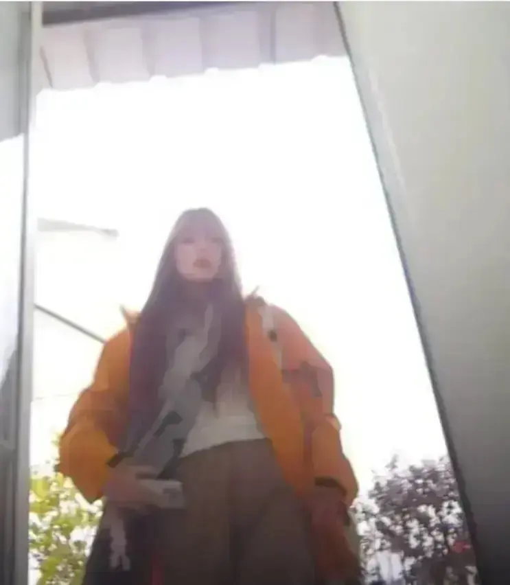 《黄色冲锋衣木木厕所被偷拍》原视频高清免费在线播放-黄色冲锋衣木木厕所被偷拍完整版无删减-深度还原事件始末全程吃瓜
