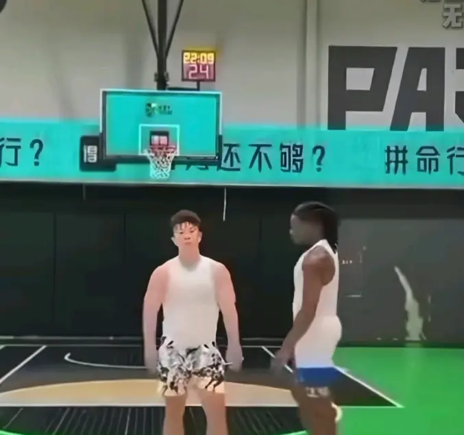 《牛教练的裤子》高清无删减完整版免费看-牛教练的裤子篮球1V1爆笑对决-黑哥偷袭不讲武德视频在线播放